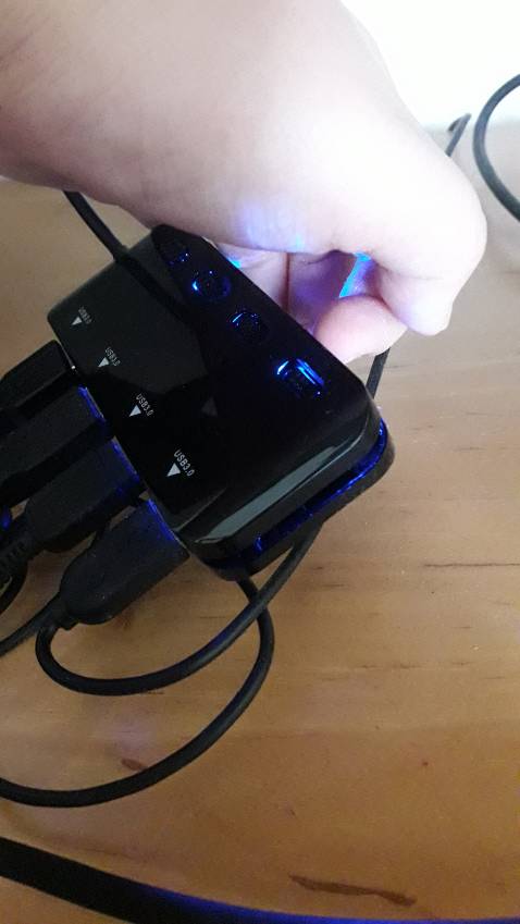 Mới mua về còn chưa xài bao lâu nữa mà cái vỏ đã tách ra rồi. Mình xem kỹ thì thấy rằng 2 lớp vỏ của cái này (ở khúc không có dây ấy)  không có gì để gắn lại với nhau cả. Hàng này chất lượng tệ quá.