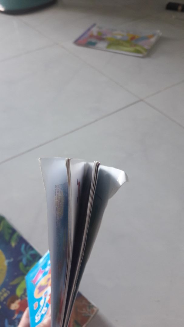 Sách rất hay và thú vị cho các bạn từ 2 tuổi. Bé vừa học vừa chơi và biết thêm về vấn đề vệ sinh cơ thể. Tuy nhiên mình mua sách mới mà đặt giao sách sách bị bong váy và gãy mép vì đặt trong một cáu hộp nhỏ hơn quyển sách rất nhiều. Mong Tiki khắc phục lỗi này.