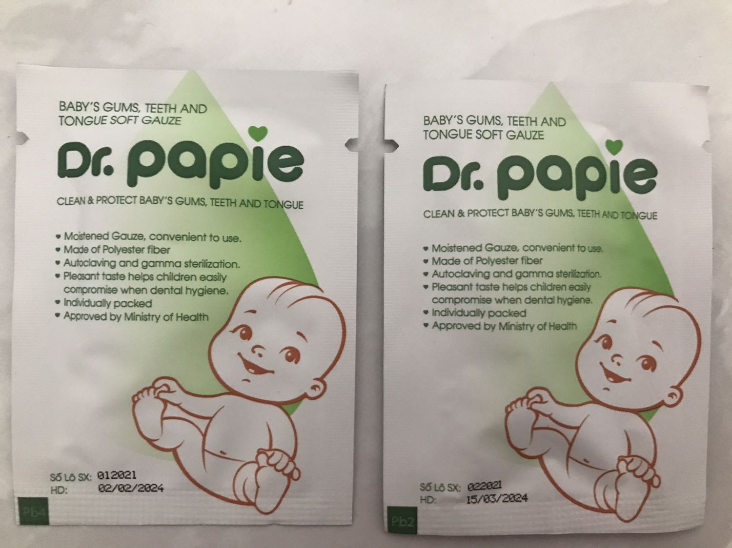 Mua ngay hàng fake, bên trái mình mua bên KidsPlaza- bên phải của tiki. Hàng fake chữ màu nhạt hơn, đường biên cắt ở dưới bị méo , không thẳng . Bịch sờ vào mỏng , hộp đựng thì ọp ẹp , vì sao có giá 88k thì mình hiểu rồi nha các bạn . Dịch bệnh không đi mua được , đặt online thì bị vậy đó .