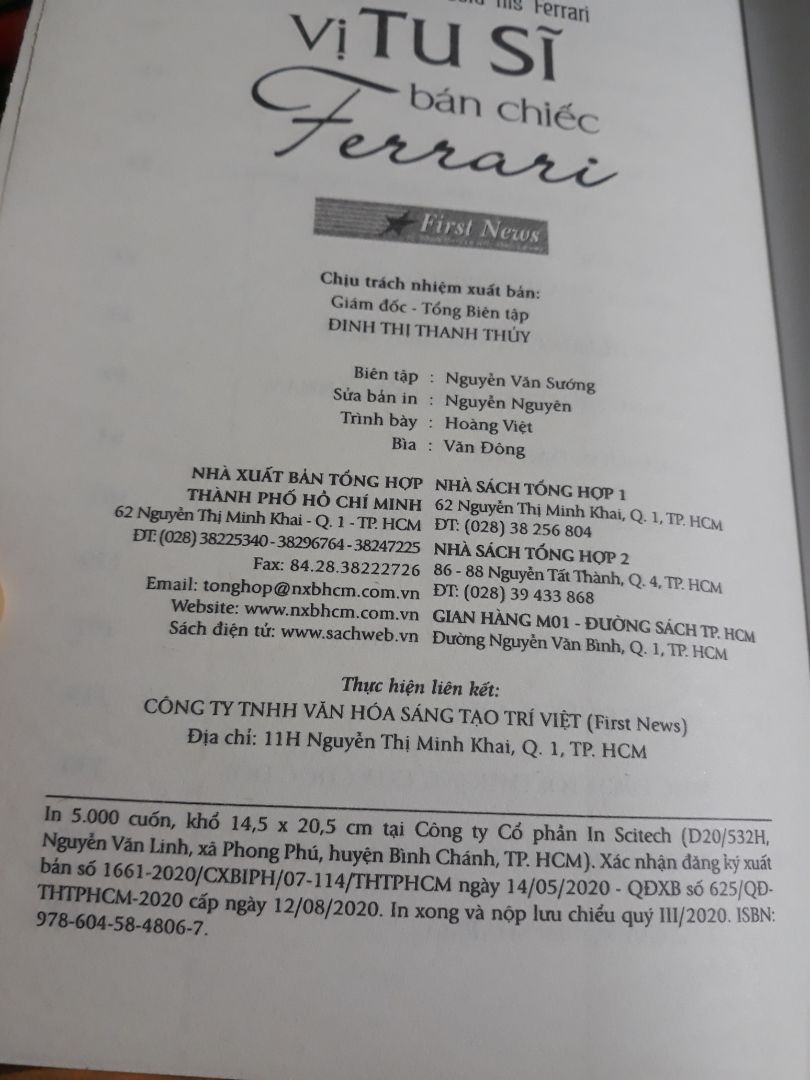 Đôi dòng nhận xét về quyển sách, về Tiki và NXB Trí Việt:
- Đây là quyển sách mà mình đã tình cờ nghe sách nói vài lần (Hành trình tiềm về sức mạnh vô biên) nhưng vẫn chưa cảm nhận được ý nghĩa. Tất cả đã thay đổi như câu " Khi người học trò sẵn sàng, người thầy sẽ xuất hiện." quyển sách này tưởng chừng là tình cờ nhưng hoàn toàn là có lí do. Quyển sách kể về câu chuyện một vị luật sư Julian Mantle sau biến cố cá nhân (bị nhồi máu cơ tim) đã quyết định từ bỏ mọi thứ ngay cả chiếc xe Ferrari màu đỏ mà ông yêu quý để đi tìm chân giá trị cuộc sống ở vùng đất tâm linh Ấn Độ trên dãy Huy Mã Lạp Sơn. Cuộc sống ông đã thay đổi hoàn toàn từ khi gặp người thầy Yogi Raman (vị sư Sivanna) và trở thành một người đi truyền lại những "chân giá trị cổ xưa" để giúp con người tìm lại chính mình, khám phá bản thân và cách sống. Julian đã truyền lại cho người bạn John (cũng là vị luật sư bạn cũ của ông) về những bí quyết diệu kỳ đã thay đổi ông. Câu chuyện tuy ko có nhiều tình huống bất ngờ, diễn tiến chậm nhưng lại để lại cho người đọc cảm giác 'thấm' một cách từ từ với từng trải nghiệm của John và lời dạy của Julian. Một chi tiết đắt giá nhất là bài học chỉ gói gọn trong 1 câu chuyện kể tưởng chừng rất sơ xài hay thậm chí ko có điểm nhấn nhưng lại chứa đựng toàn bộ triết lý uyên thâm của Yogi Raman. Đây ko phải là câu chuyện giải trí nên bạn sẽ ko thể tìm thấy niềm vui nào từ đây nhưng lại khai sáng bạn khi bạn chịu đào sâu theo mạch chuyện.
- Về Tiki, mình rất thích dịch vụ book care sách được o bế với bìa nhựa rất đẹp, luôn có giá tốt khi mua và chính sách giao hàng rất nhanh.
- Về NXB Trí Việt: cảm ơn NXB vì đã luôn tâm huyết và lựa chọn những sản phẩm tốt và giá trị cho người đọc và nâng tầm cho văn hóa đọc người Việt. Tuy nhiên, có một điểm trừ với NXB Trí Việt khi lựa chọn nhà in với chất lượng giấy và đóng gáy rất vụn (sách đã có hiện tượng nứt vỡ ở nhiều trang khi đọc lần đầu) điều này ảnh hưởng rất lớn đến tâm lý của người đọc cũng như làm giảm uy tín "sách gốc" của nhà xuất bản. Mình rất thích nhà in sách trong quyển Words that win (Sức mạnh ngôn từ) họ in sách với giấy dày, đẹp và đóng gáy rất đẹp thành từng tép nhỏ và được kết nối bằng chỉ ở giữa từng phần nên dù sách có bị tách ra vẫn nguyên vẹn chứ ko tạo cảm giác muốn rời ra ngoài.