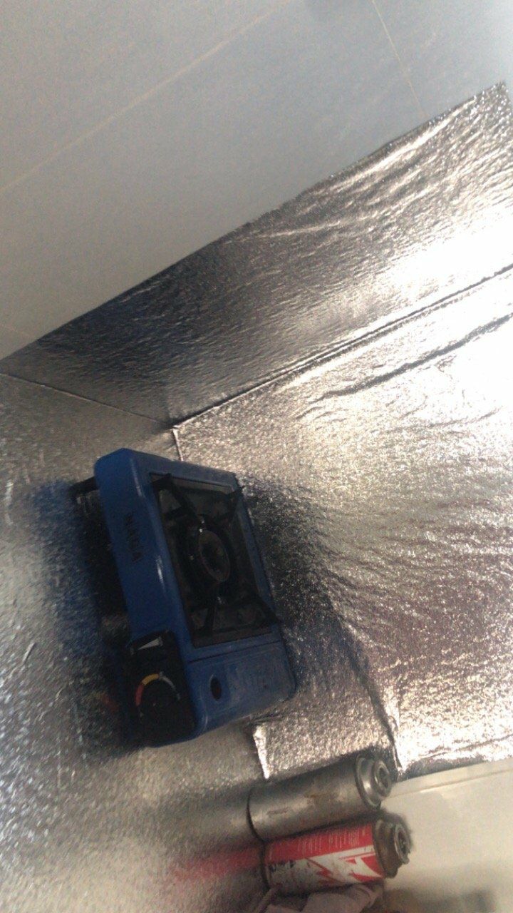 Sp đóng gói cẩn thận. Giấy hơi mỏng. So với giá tiền thì cũng ổn. Mình dán dính cũng khá ok. Một số người dán k dính chắt do vệ sinh chưa kĩ mặt sàn cần dán