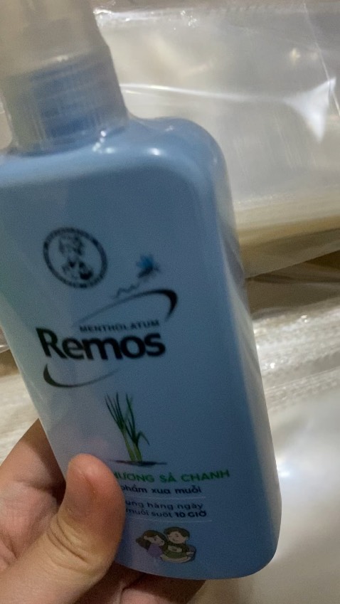 "giao 2h siêu lẹ nha mấy b
Hàng chính hãng, date xa
Mình hay xịt cho con trc khi đi học hay đi ngủ, chân hắn đỡ thâm do muỗi cắn hơn hẳn"