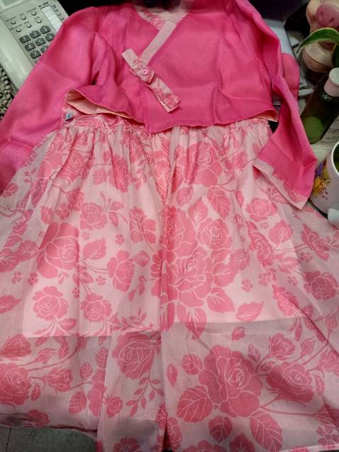 Vải lụa mềm mịn, màu hồng đẹp lắm ạ. Kiểu dáng váy Hanbook cách tân rất đẹp nữa. Mình đã mua cho bé nhà mình rất nhiều từ thương hiệu này. Kiểu dáng đẹp, hoạ tiết dễ thương.