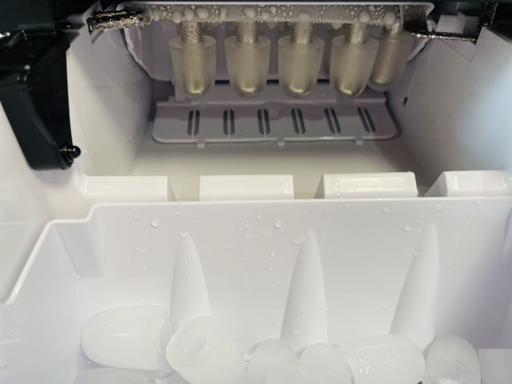 Trước khi mua mình đã xem qua các loại máy làm đá, hàng Trung Quốc nội địa thì có Conair/Hicon Xiaomi, giá rẻ hơn nhưng là nguồn hàng xách tay, phím điều khiển tiếng Trung Quốc, hàng Đức cao cấp hơn thì có Caso, nhưng giá khá cao. Cuối cùng mình chọn Tiross, giá ok và quan trọng là phân phối chính hãng nên mua yên tâm hơn. Những mẻ đầu máy làm đá chậm, mỏng, về sau sẽ nhanh hơn, đá dày hơn. Điểm trừ là máy ko có tính năng giữ nhiệt, đá làm ra phải chuyển qua trữ tủ lạnh nếu không sẽ nhanh tan. Với nhu cầu sử dụng ít người thì mình hài lòng với cái máy này.