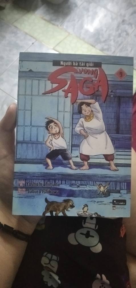 Đợi lâu lắm rồi mới ra tiếp đương nhiên phải mua về chứ. Truyện nhẹ nhàng tình cảm nhưng mà nhiều lúc cảm động lắm. Không bao giờ mua mà nó có seal nên chắc sản xuất sẵn là vậy rồi, nhưng bookmark đầy đủ. Có df bên góc trên