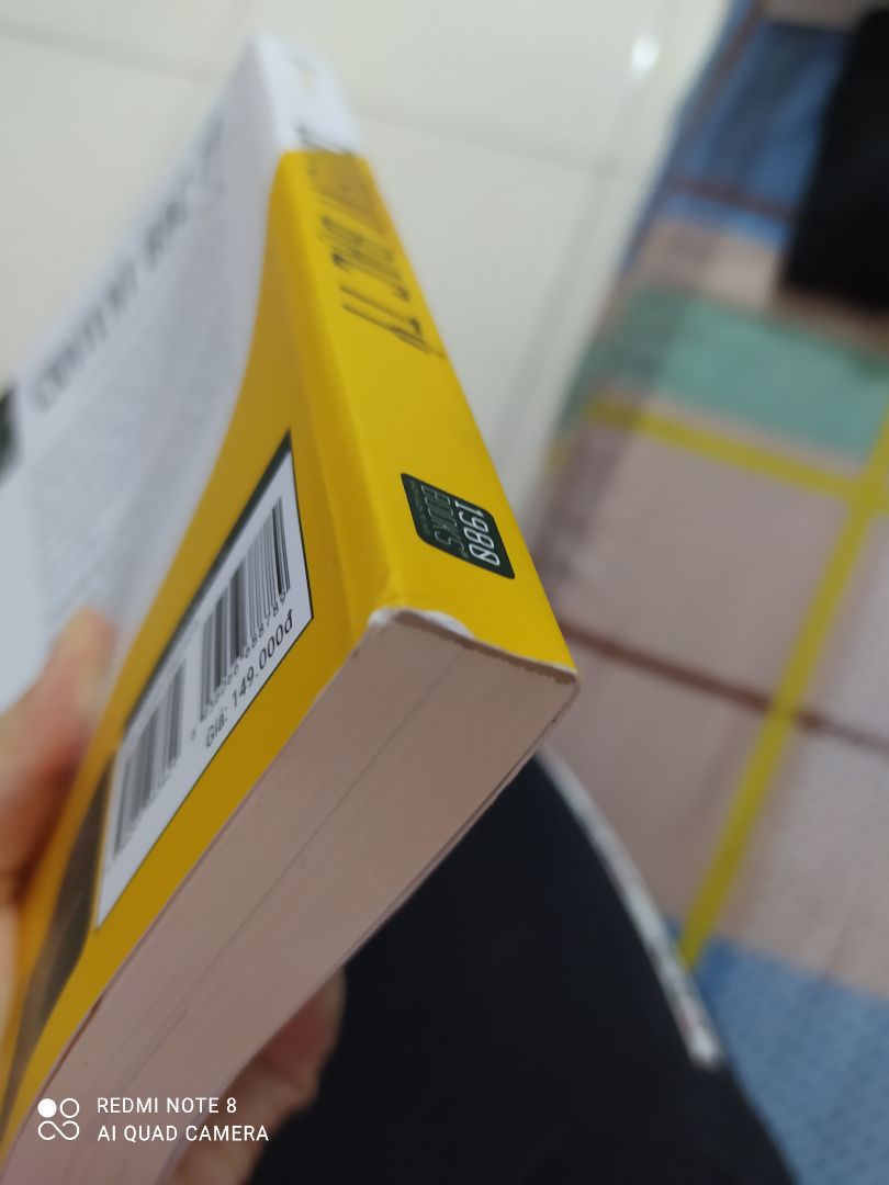 Cá nhân mình rất ấn tượng với quyển này, ở đây mình đánh giá 3* không phải vì nội dung ( mình chưa đọc gì ) nhưng ở đây là việc đơn của mình lên tới hơn 300k, có thể đối với nhiều bạn đây không phải một số tiền lớn nhưng nó là tiền ăn sáng 1 tháng của mình đấy ạ. Vậy mà Tiki không hề bọc lại sách cho mình nên 3/4 quyển đều bị nhăn mép trên và dưới nhìn rất xấu. Có thể mình hơi khó tính nhưng mình thấy khó chịu vì điều ấy.  Nếu như không phải ship nhanh chắc cho xuống 2* quá.
   Với lại sách có đường vân rõ ràng ở bìa như có người đã đọc rồi, không còn nguyên seal thì chắc mình cũng phải xem lại về độ cũ mới và quyết định xem nên tìm chỗ mua khác uy tín hơn hay không.