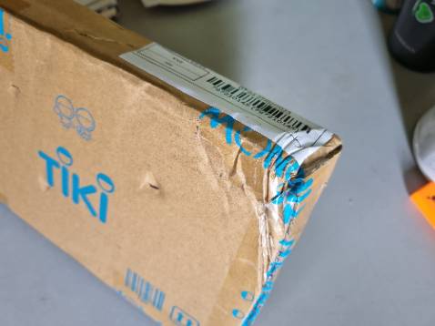 Vừa mới nhận sách nên chưa đánh giá dc nội dung. Sách vừa gọn, dễ bỏ túi mang theo đọc. Có bookcare nữa best luôn.
Chỉ là mình hơi thất vọng trong khâu vận chuyển. Vỏ hộp méo mó nhăm nhít ở 2 góc, nhìn ngoài còn thấy lo lắng cho số phận mấy quyển sách của mình. May mà vẫn okela.