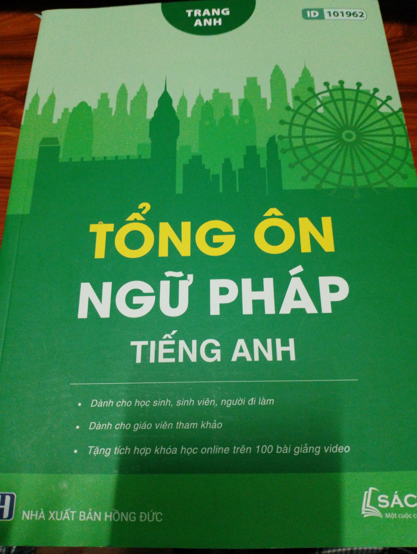 lần đầu mua của shop rất chi là OK nha, sách chính hãng đàng hoàng. Nhưng mà e góp ý một xíu là shop nên gói thêm một lớp chống sốc nữa. Cũng may giao tới ko sao chỉ hơi nhăn ở một góc nên bỏ qua, sách dày lắm, in chữ rõ ràng, trả id cũng đơn giản nên mua nhen