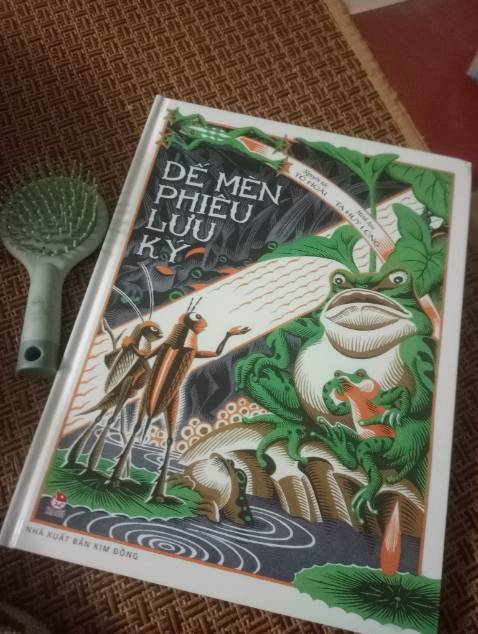 phần góc trên của sách bị móp do quá trình vận chuyển