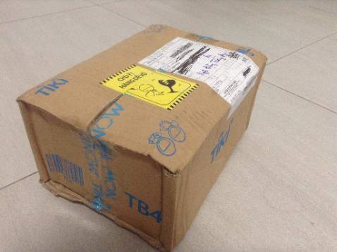 Shipper thân thiện, hộp ko đẹp mắt lắm, shipper có làm rớt hàng nhưng hàng vẫn đóng gói cẩn thận không có hư hại tới thứ gì, nên vẫn 5 sao