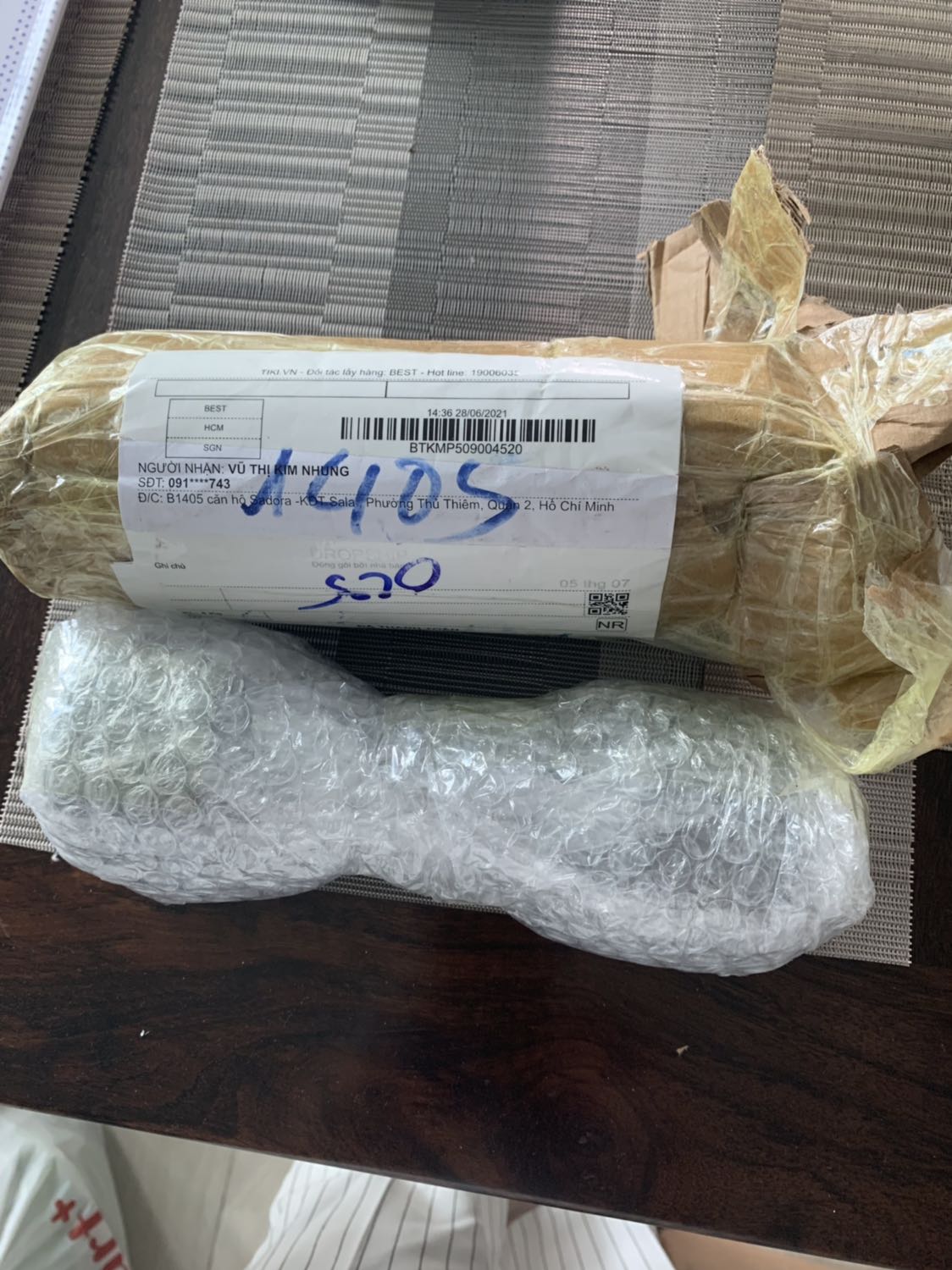 Tôi mua bộ cặp tạ 2kg bọc cao su (tổng 4kg) nghĩa là mối cái 2kg như hình màu đỏ mà Tiki giao chỉ 1 tạ 4 kg màu đen , nên không dùng được . Yêu cầu Tiki đổi lại hàng sớm cho tôi .
