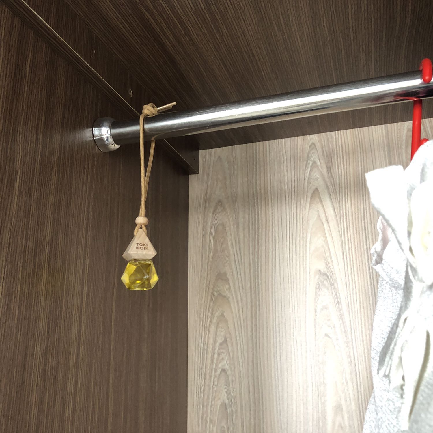 So cute essential oil !!!! Màu cam rất đẹp, kiểu. Dáng dễ thương. Mình thích treo mùi này trong tủ áo, mỗi khi mở tủ ra rất thơm, có thể bỏ trong vali, balo khử mùi ẩm lâu ngày cũng rất tốt. Hãng này làm chất lượng nè. Mình thích mùi này lắm, mua luôn 5 cái vừa xài vừa tặng cho mấy đứa em luôn.