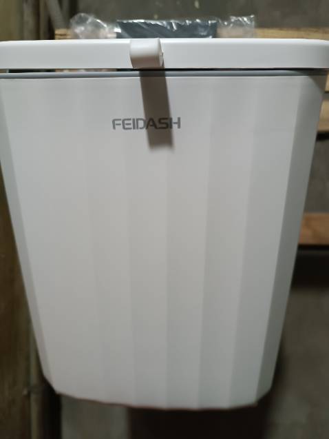 Thùng rác chất liệu tốt, chắc chắn và dày dặn. kiểu dáng hiện đại, có nắp đậy sạch sẽ so cùng với thùng rác mình mua trước đây ko có nắp thì thiết kế này tiện lợi và gọn gàng hơn nhiều. Thùng có thể treo hoặc dán. Có thể nhấc nắp lên để lót túi rác vào. Nói chung vô cùng tiện và hài lòng
Mua sales 10/10 nên được giá tốt. Về thời gian giao hàng thì tiki luôn dẫn đầu rồi. Nhanh chóng, kịp thời.