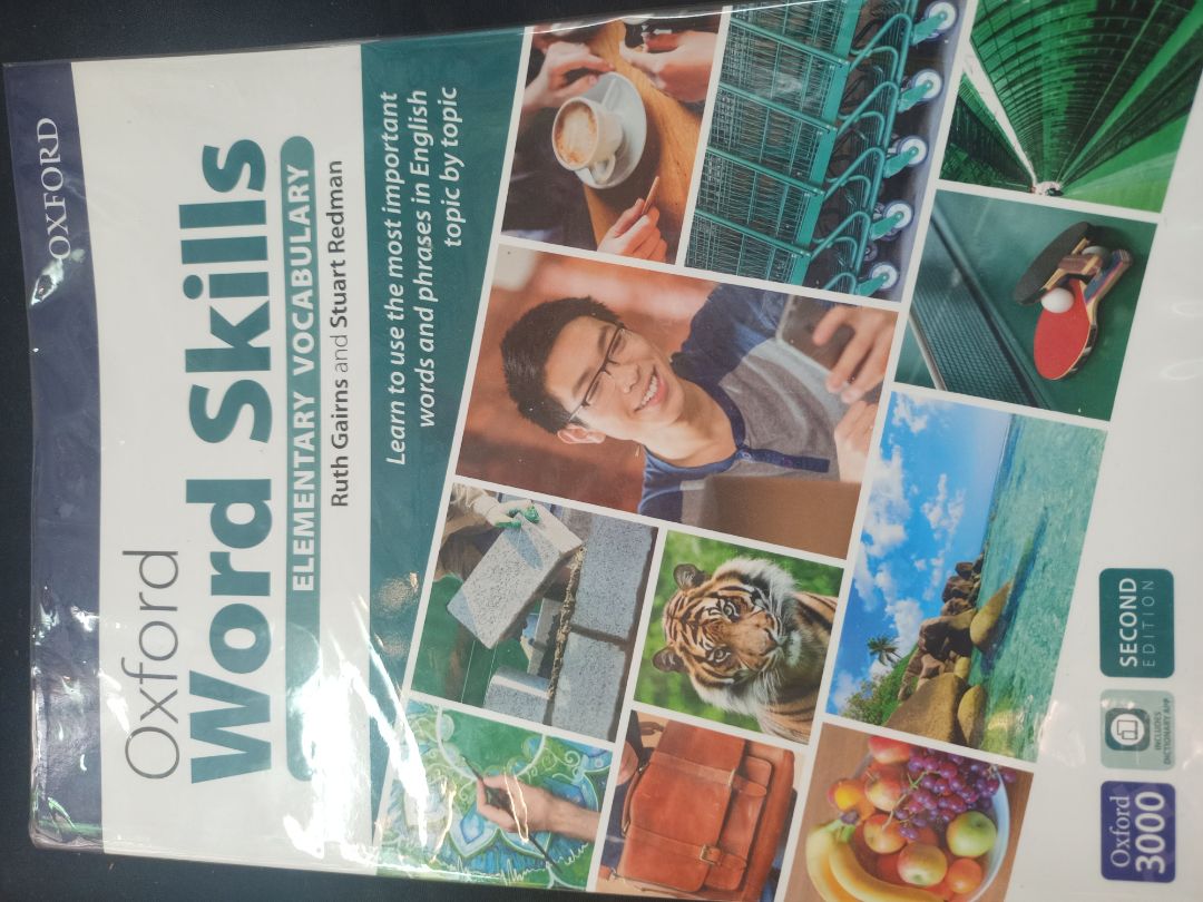 Sách rất tất, giấy bóng khá mỏng, hơi bất tiện cho việc ghi chép. Mình mua sale có 195k.