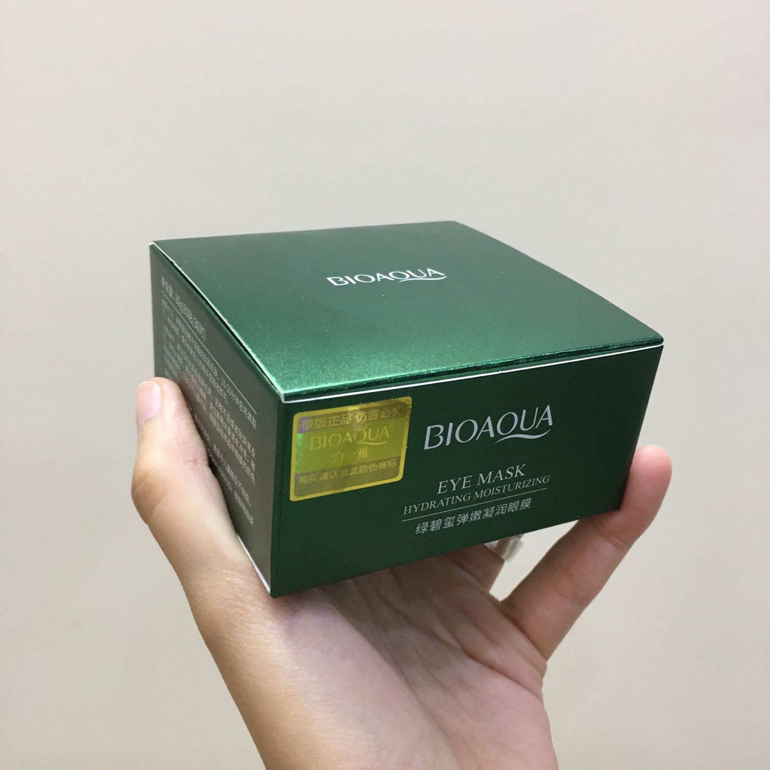 ❤️? Điểm mạnh:
- Nhỏ gọn, dễ bảo quản, dễ đắp. Bạn nào hay bị sưng mắt vì ngủ nhiều thì có thể bảo quản trong tủ lạnh, sáng dậy đắp sẽ đỡ sưng.
- Hiệu quả tuy không quá tuyệt vời (đối với cá nhân mình vì hiệu quả mỗi người mỗi khác) nhưng cũng không phải là không có hiệu quả. Có lẽ phải dùng hai hộp trở lên mới thấy được hiệu quả rõ rệt.
❤️? Điểm yếu:
- Cảm giác nóng rát những lần đầu đắp. Bạn nào da nhạy cảm thì có thể quẹt thử tí essence trong hộp lên da xem có phản ứng gì không rồi hẵng dùng.
- Mùi hơi tính hoá học nên bạn nào mũi nhạy cảm giống mình có thể sẽ thấy hơi khó chịu khi đắp. ❤️? Điểm mạnh:
- Nhỏ gọn, dễ bảo quản, dễ đắp. Bạn nào hay bị sưng mắt vì ngủ nhiều thì có thể bảo quản trong tủ lạnh, sáng dậy đắp sẽ đỡ sưng.
- Hiệu quả tuy không quá tuyệt vời (đối với cá nhân mình vì hiệu quả mỗi người mỗi khác) nhưng cũng không phải là không có hiệu quả. Có lẽ phải dùng hai hộp trở lên mới thấy được hiệu quả rõ rệt.
❤️? Điểm yếu:
- Cảm giác nóng rát những lần đầu đắp. Bạn nào da nhạy cảm thì có thể quẹt thử tí essence trong hộp lên da xem có phản ứng gì không rồi hẵng dùng.
- Mùi hơi tính hoá học nên bạn nào mũi nhạy cảm giống mình có thể sẽ thấy hơi khó chịu khi đắp.