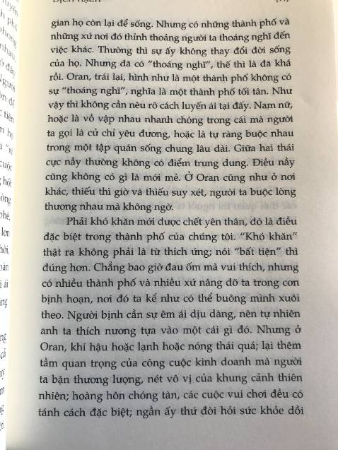 Mình mua mấy quyển liền ở Nhà Nam, khi nhận được thì khá hài lòng vì bề ngoài ít lỗi, sách phẳng phiu. Song nay, sau khi đọc hết những quyển kia, mình dở cuốn "Dịch Hạch" ra và thấy thất vọng khủng khiếp bởi bản dịch quá tệ: Chính tả sai liên miên, câu cú lủng củng, đọc mà tức. Hi vọng tiki cũng như nhà sách Nhã Nam sẽ cẩn thận trong khâu kiểm định nhiều hơn và đưa bản preview lên trang tiki, để không xảy ra trường hợp như này, vì mình là fan của Nhã Nam, bởi không chỉ bìa đẹp và chất lượng bản dịch, in ấn trước giờ rất tốt, nhưng riêng quyển Dịch Hạch mình nhận được thì không, khiến một tác phẩm Nobel mất đi cái hay của nó.
(Trong những ảnh mình chọn ngẫu nhiên dưới điển hình có lỗi sai chính tả: "bệnh" -> "bịnh", "Chủ nhật" -> "Chúa nhựt", "hoạn bạn, bệnh tật" -> "bịnh hoạn", "mai này" -> "mai nầy"; và dùng từ địa phương khó nắm bắt "chành bành".)