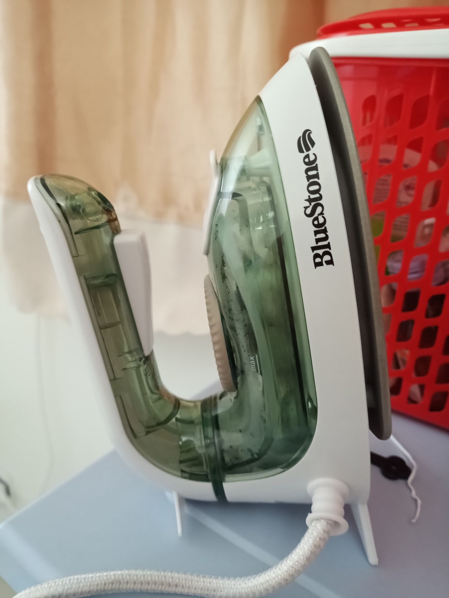 Ủi đứng kiểu hơi nước vẫn được nhưng không phà hơi nhiều như mình từng sử dụng các loại thông thường, có thể do mình *** nên đổ ít nước chăng?