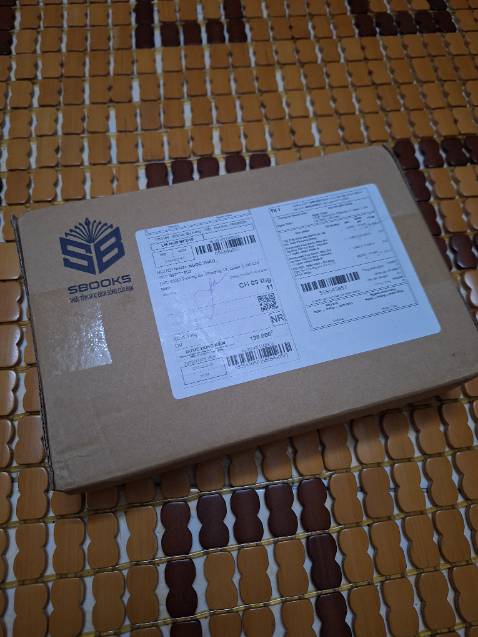 Giao hàng đúng hẹn, Sbooks đóng gói tốt, mọi thứ đều ổn khiến mình mua lần đầu phải mua các lần tiếp theo =)) đây là cuốn thứ 5 và 6 mình mua ở đây, chỉ trong vòng có 10 ngày thôi á. Sách này hợp gu mình nên khá háo hức để đọc. Giao hàng đúng hẹn, Sbooks đóng gói tốt, mọi thứ đều ổn khiến mình mua lần đầu phải mua các lần tiếp theo =)) đây là cuốn thứ 5 và 6 mình mua ở đây, chỉ trong vòng có 10 ngày thôi á. Sách này hợp gu mình nên khá háo hức để đọc.