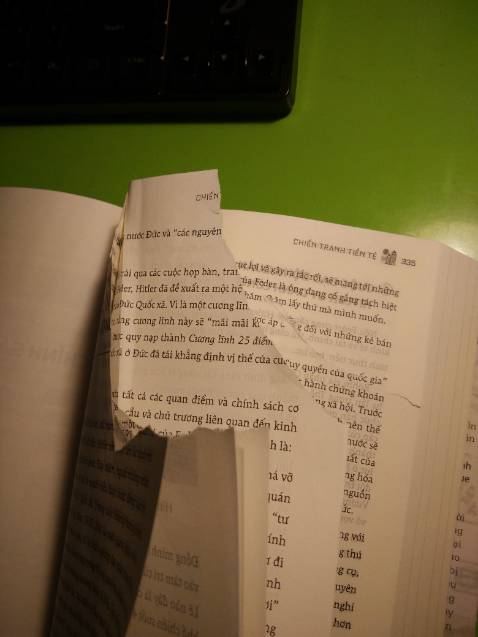 Sản phẩm Sale off của Tiki Trading, sách được bọc trong bao nilon nhưng bên trong lại là sách cũ, bị rách vài trang như bị con nít nghịch xé rách trong nhà sách. Tiki Trading (not Tiki) nên có thêm danh mục SÁCH CŨ GIẢM GIÁ thì sẽ minh bạch hơn nhiều, so với việc mượn cớ Sale off để âm thầm đẩy những hàng cũ, hàng lỗi ra thị trường. Chờ người dùng phản hồi kém, sẽ lại có tài khoản Tiki Support vào comment này xin lỗi, nhưng những sự việc thế này mình nghĩ vẫn sẽ tiếp tục diễn ra trong tương lai :D Có lẽ sau này chỉ mua hàng của bên thứ 3, Tiki Trading ngày càng phình to và khâu quản lý chất lượng vì vậy mà quá tải.