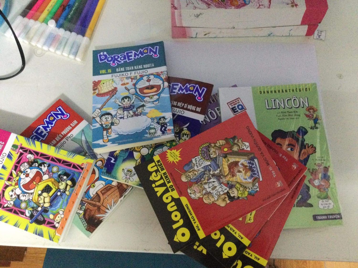 Hàng bị bóc ra, hộp bị nát, may không mất quyển sách nào. Sách ro2i ra ngoài, mình có quay video lại nhưng ở đây k up đc video nên mình chụp lại
Giao hàng lâu, cực lâu. Ghi thứ 2 nhận đc hàng nhưng đến hôm nay vẫn k nhận đc, mình gọi lên tổng đài phàn nàn mới phát hàng.
Trải nghiệm mua sách trên tiki tệ nhất từ trước đến giờ :)