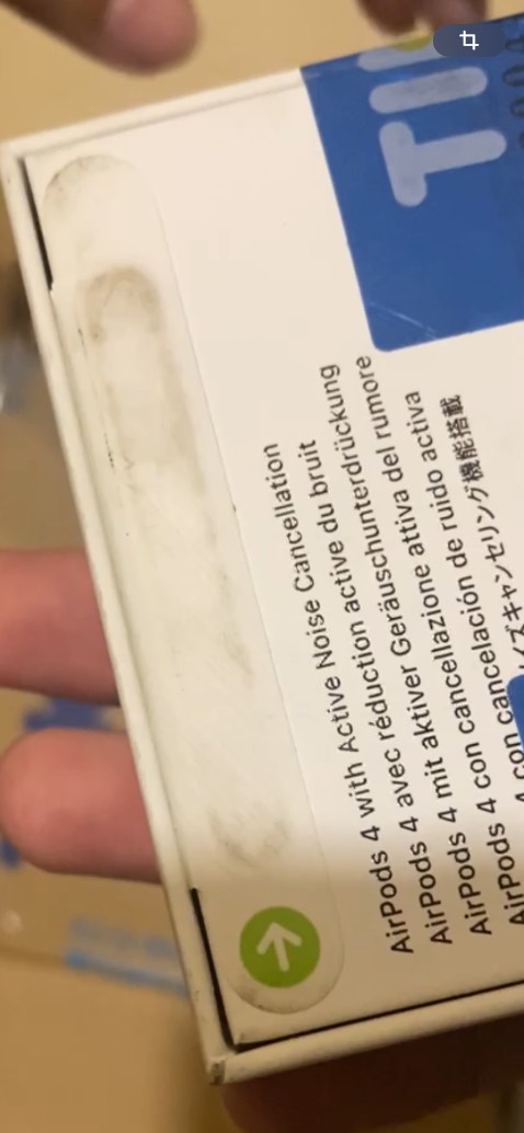 Rất lâu rồi mình mới quay lại mua hàng trên Tiki nhưng lại có một trãi nghiệm rất tệ, lần đầu tiên mình đánh giá 1* trên sàn TMĐT mà còn đáng buồn đây lại là sản phẩm của chính Tiki xử lý chứ không phải của người bán, hộp rất cũ dơ trầy và có dấu hiệu ẩm móc, tai nghe được sản xuất từ 2024, kích hoạt bảo hành thì hết hạn 2025, phải lên cập nhật lại ngày mua hàng với Apple và chờ xác thực từ phía Apple, mình k biết Tiki có đội ngũ kiểm tra hàng trước khi đóng gói gửi đến tay khách hàng không nhưng với cách làm này thì chắc chắn Tiki sẽ mất đi rất rất nhiều sự tin tưởng của khách hàng, mình biết hàng đã nhận và đã khui thì quy trình đổi trả rất rất phức tạp nên nhận xét này nhằm gửi đến bộ phận nào đã xử lý đơn hàng này để các bạn làm việc tốt hơn