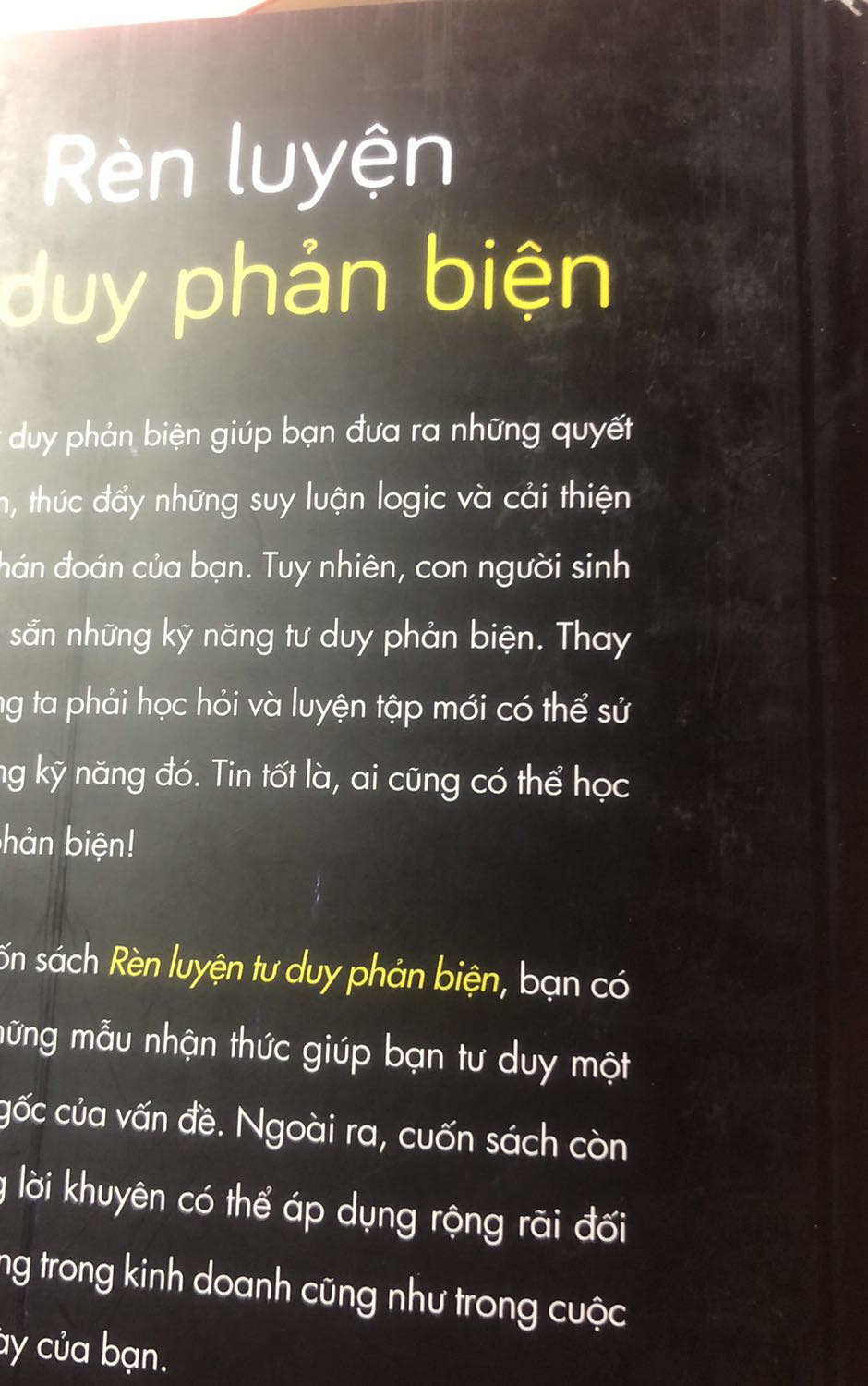 Mình mua sách ở đây nhiều lần rồi, lần nào cũng hài lòng, bọc giấy bóng đầy đủ. Nhưng lần này mình đặt 5 cuốn không có cuốn nào được bọc giấy bóng và cầm sách lên cảm giác như đã có người cầm qua đọc í,không được mới😢cuốn này thì bị trầy xước quá trời. Mình đọc sách thích giữ gìn sách sạch sẽ, trầy 1 chút là mình xót rồi nên lần này mua thấy hơi khó chịu...