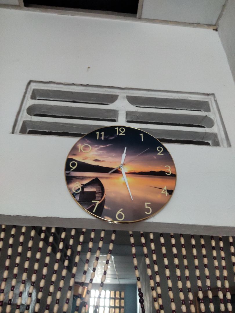 đồng hồ chất liệu bằng gỗ. kim đồng hồ bằng nhôm mỏng, hơi cong vênh phải chỉnh lại. các số không sáng được như ảnh quảng cáo. 
nói chung là ổn, đồng hồ chắc chắn. có hướng dẫn sử dụng, thư cảm ơn các thứ rất dễ thương.