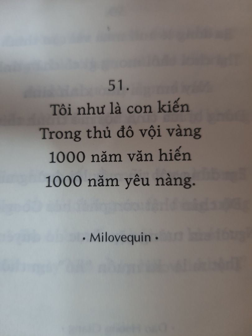 chất lượng thơ thì tuyệt vời rồi, không phải bàn cãi nhe. nhưng mà mình thấy hơi buồn nhận sách. bìa nó bị nếp gấp như kia lúc mình bóc ra thấy buồn héo luôn á. hàng dù gói chắc chắn đấy mà bìa của mình có lẽ khi bọc hàng bạn nhân viên đã không may để cong một xíu nên như vậy. dù sao thì mình vẫn đánh giá 5 sao nha, 5 sao vì chất lượng của từng bài thơ.