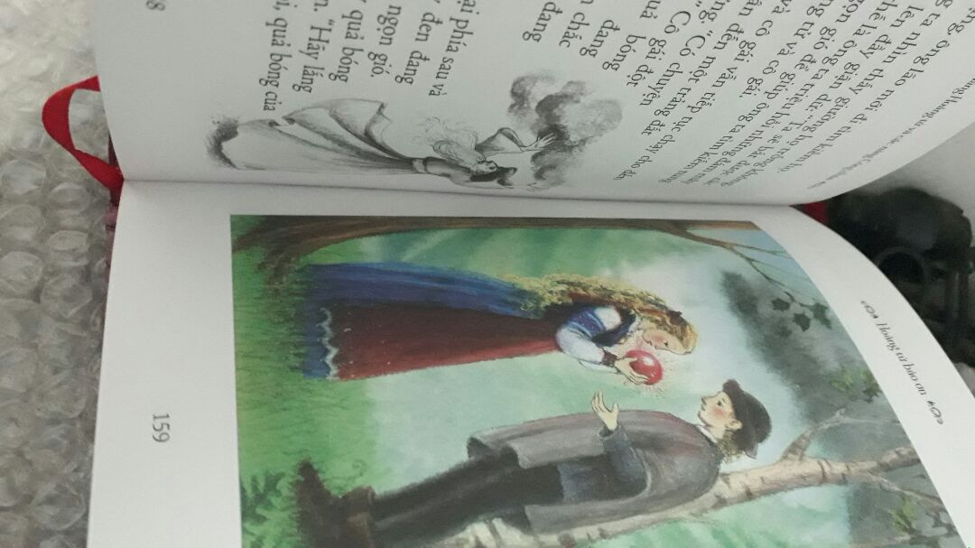 Có nhiều câu chuyện trong một quyển sách, bên cạnh những câu chuyện cổ tích đã biết như Hoàng tử ếch, Công chúa và hat đậu thì còn nhiều câu chuyện mới cho bé khám phá