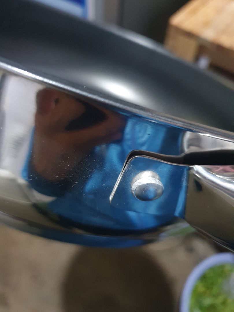 Cán gắn vào nồi hơi lỏng lẻo. chảo nặng nên lúc nhấc lên bị khó chịu. Nấu bếp từ bắt nhiệt nhanh. Chảo to, xào rau thoải mái.