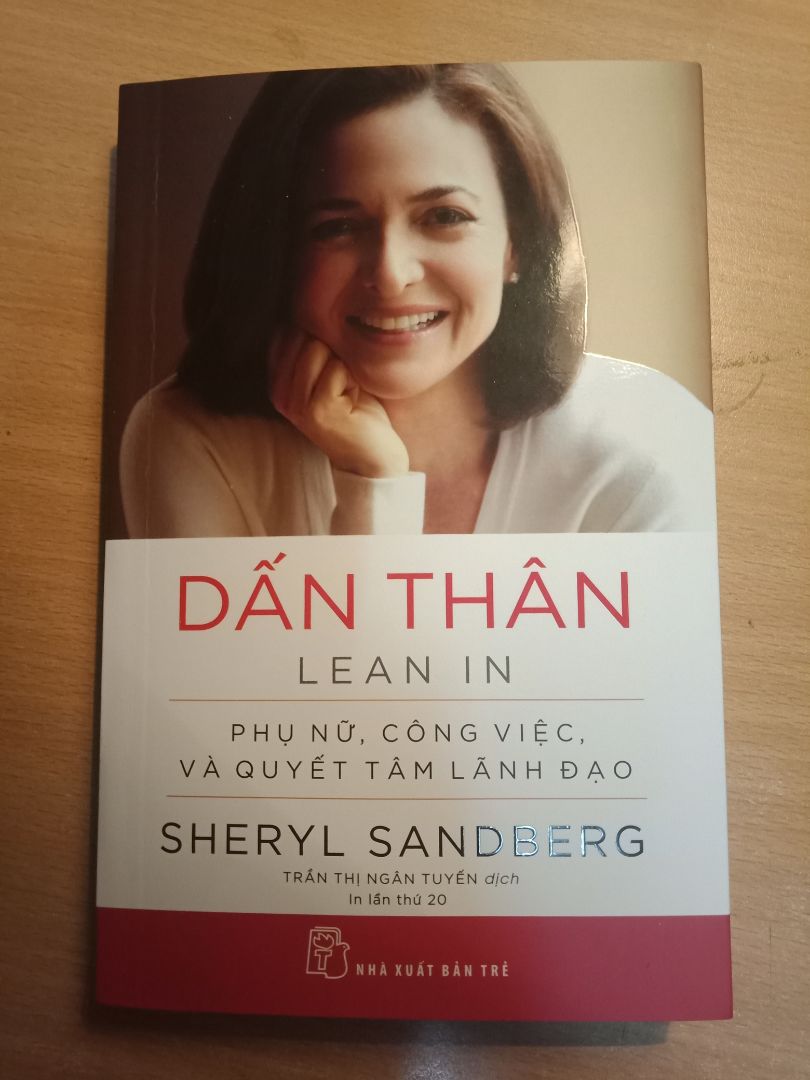 Nếu bạn tìm đến 1 cuốn sách dạy giáo điều, lý thuyết về nữ quyền, “Dấn thân” có thể không phải cuốn sách bạn tìm. Nhưng nếu bạn tìm 1 cuốn sách viết nên từ chính trải nghiệm của Giám đốc hoạt động (COO) *** – Sheryl Sandberg về nữ quyền, về cách phụ nữ có thể thay đổi để thành công thì “Dấn thân” chắc chắn là cuốn sách dành cho bạn.
Tôi thích cái cách mà Sheryl Sandberg dùng các con số rất thường xuyên trong các chương của “Dấn thân”. Chính xác, đáng tin cậy với các số liệu thực tế đúng như một cựu nhân viên tại Google, nhưng cũng gần gũi và thân tình bởi đó chính những câu chuyện đó là của Sheryl, chứ không phải lấy ra từ một cuốn sách nào khác.