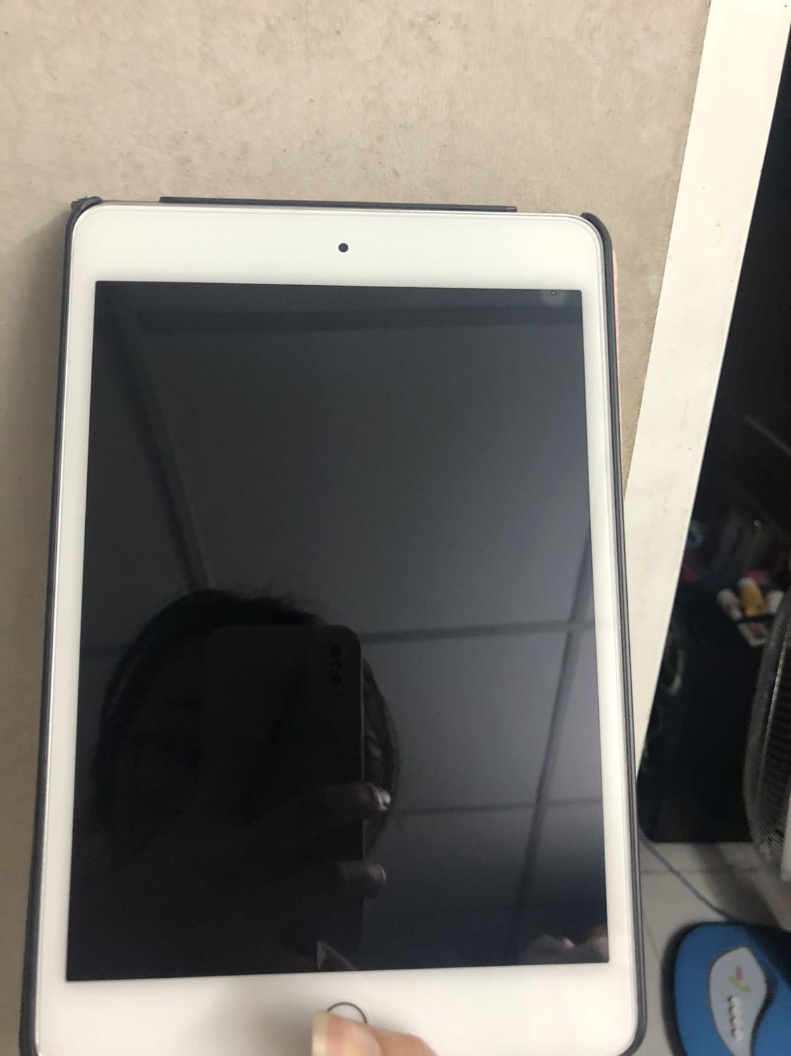 Lần đầu mua miếng dán hơi thất vọng xíu dán lên có cái chấm gì đó mà chỗ đó cứ bị bong bóng :(( mặc dù mình gỡ ra dán lại cũng bị v ạ. Đóng gói rất kĩ nha có đồ lau màn hình trc khi dán nữa.