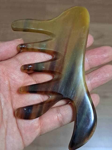 Màu sắc đẹp, sừng dày, cầm thấy chắc chắn, chải thử thấy rất đã, ko đau,... Cám ơn món quà tặng kèm theo của shop...