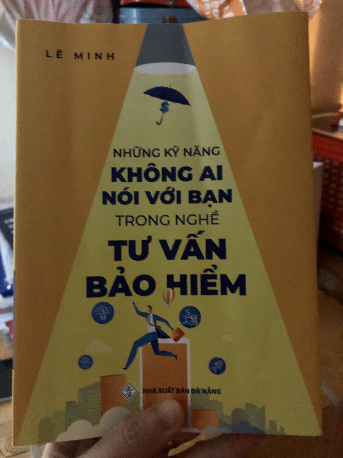 Thật may mắn cho mình khi được biết đến cuốn sách này từ những ngày đầu bước chân vào bảo hiểm. Thực sự rất đáng để mua !!!

Sách hay. Nội dung thiết thực, dễ hiểu. Đặc biệt những kiến thức trong sách hoàn toàn có thể áp dụng trên thực tế chứ ko đơn thuần chỉ là lý thuyết suông. 
Mong chờ phần 2 và nhiều sách hơn nữa từ tác giả. ?