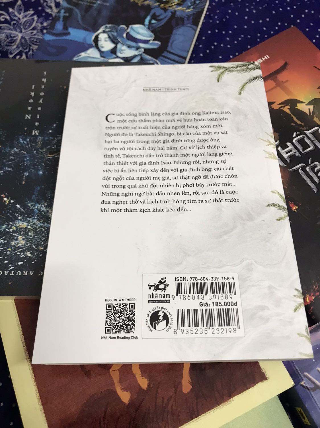 Một số mọt trinh thám nói rằng, nếu sách của tác giả này đến với độc giả Việt Nam sớm hơn thì chẳng ai biết đến Keigo. Là người cuồng Keigo, tôi hơi khó chịu đến lời đồn đại này, và quyết định đọc nó để cảm nhận được chuẩn xác nhất một cách khách quan nhất. Thật lòng, sách rất hay. Tác giả viết chắc tay, cốt truyện không mới nhưng mạch lạc, các mối quan hệ của các nhân vật trong sách được viết rất chi tiết, tỉ mỉ.

Tôi đã rất thích cái kết mở của Tử Kim Trần trong truyện Đứa Trẻ Hư, hay cái kết có vẻ thông cảm cho dã tâm, tội ác của yukiho (Bạch Dạ Hành) mà Keigo đã lựa chọn. Nhưng nếu cả 2 tác giả gạo cội của văn học trinh thám Trung Quốc và Nhật Bản này mà đọc cuốn Tàn Lửa của Shusuke này trước, thì chưa chắc đã viết 2 cái kết đầy bao dung như thế. Trong Tàn Lửa, khi cái ác không bị tiêu diệt tận gốc, sự phán xét còn mang tính nhân văn phiến diện đối với cái ác, niềm tin hướng thiện bị đặt nhầm chỗ, nhầm người thì, cái ác, như đốm lửa tàn, khi được thổi bùng lên thì sự huỷ diệt của nó rất đáng sợ.

Dù rằng, Tàn Lửa của Shusuke có xuất sắc như thế nào, có đánh chiếm được vị thế của Keigo như Musso từng đánh chiếm vị trí số 1 của Mac Levy không. Nhưng, chắc chắn Tàn Lửa là một tiểu thuyết trinh thám phân tích tâm lý hay, rất đáng đọc nha các bạn. 

Tiki ship đúng hẹn, sách mới coong, đóng gói không có xốp chống sốc, gáy bị dúm nhẹ.