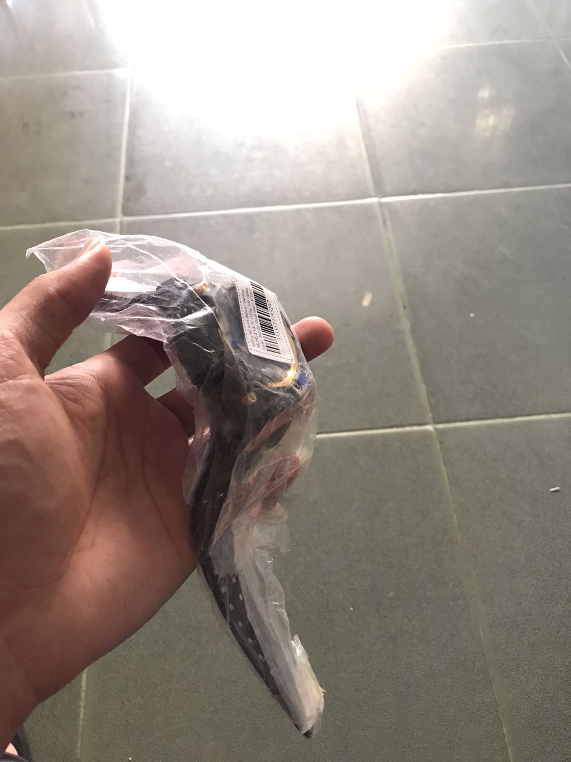 Đóng gói cẩn thận hình thức đẹp 
Đeo vào nhìn rất hầm hố và phong cách 
Chưa biết là có chống nước tốt không nhưng tạm thời để 4 sao đã nhá