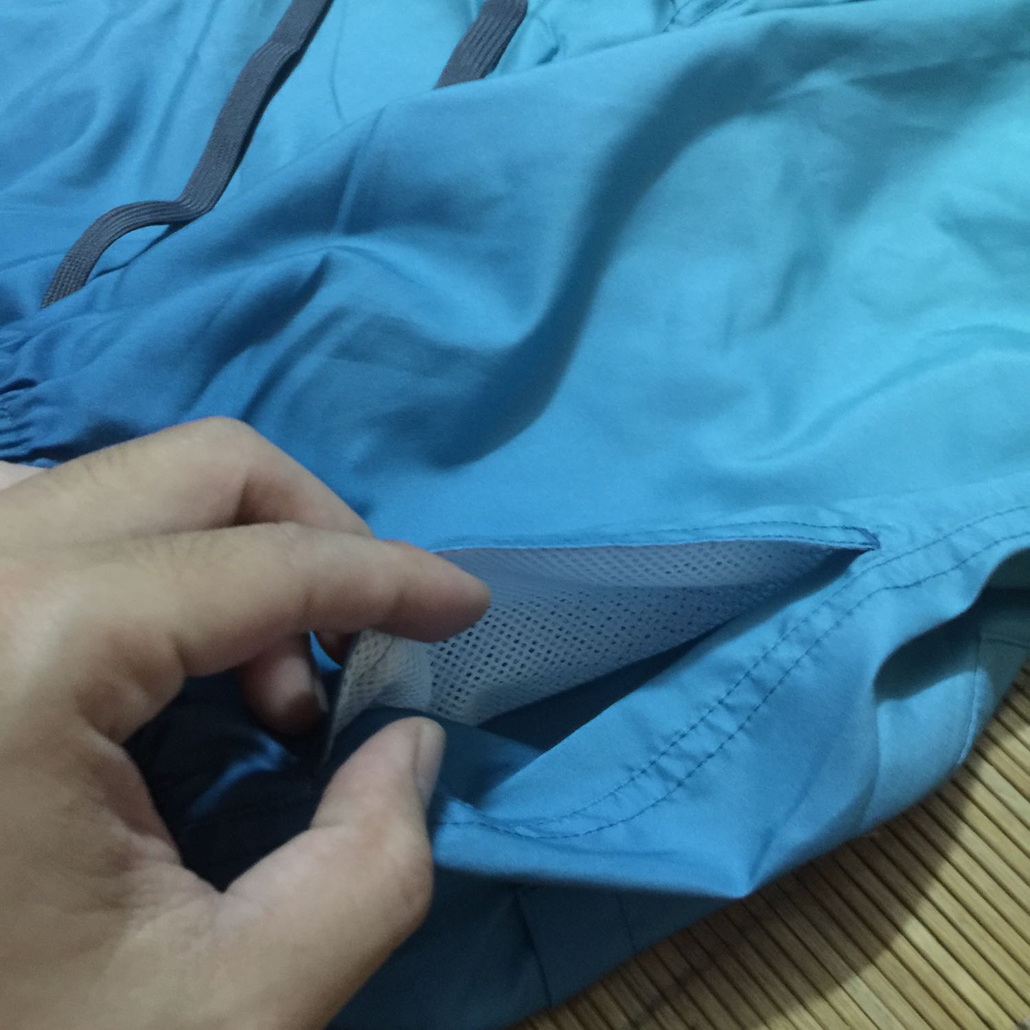 Cũng ok, chất vải này ít thấm nước