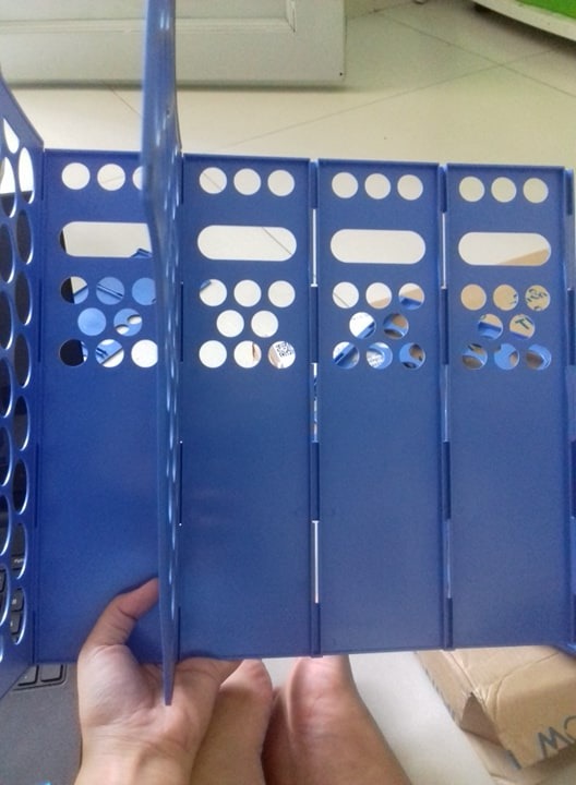 Mấy bạn mua hàng tiki tốt nhất nên kiếm tra thật kĩ trước khi nhận. nói thật, mình mua hàng tiki từ rất lâu r. có những lần mua sách, bị cong bìa, sách bên trong bị vệt ố vàng. có lần hàng trông lại cũ, cũng thôi, bỏ qua. nhưng lần này thì không thể chịu nổi! :)
Mình đặt rõ ràng là khay tài liệu 3 ngăn deli này. vậy mà lần đầu giao cho mình lại là đồ chơi trẻ em. mở hàng ra đã thấy "........" rồi. mình phải gọi lên tổng đài nói đổi hàng. 
Mấy bạn không biết đấy chứ, tổng đài thu phí rất mắc luôn. gọi tầm 2,3 phút đã bay hết 30k. rồi còn phải gửi *** 5 lần 7 lượt mới được rep!
Tiếp, mình phải đợi tận gần 1 tháng cho vụ đổi lại hàng. tưởng đâu ngon lành, nhưng lại ôm nguyên cục tức vào người nhé!
Hàng mình nhận được không phải khay 3 ngăn deli. Mà là khay 4 ngăn yapeng. khó chịu không chịu được. nhựa rất mỏng, lỏng lẻo luôn ấy. check code 2 sản phẩm cũng hoàn toàn khác nhau!
làm ăn thật......... mình đã gửi *** phản ánh nhưng chưa nhận được câu trả lời. không lẽ cứ đợi mãi để được đổi hàng hay chịu nhận luôn như này :)))))
lần sau thì không bao h mua hàng trên tiki nữa. xin kiếu!