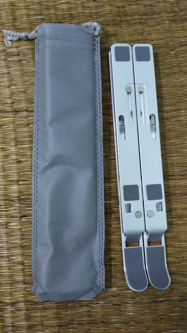 Giao hàng nhanh. Gói hàng chắc chắn. Kệ đẹp, có bao đựng. Đặt laptop lên thấy cũng chắc chắn. Hy vọng thời gian bền lâu. Hài lòng. Cám ơn shop nhiều.