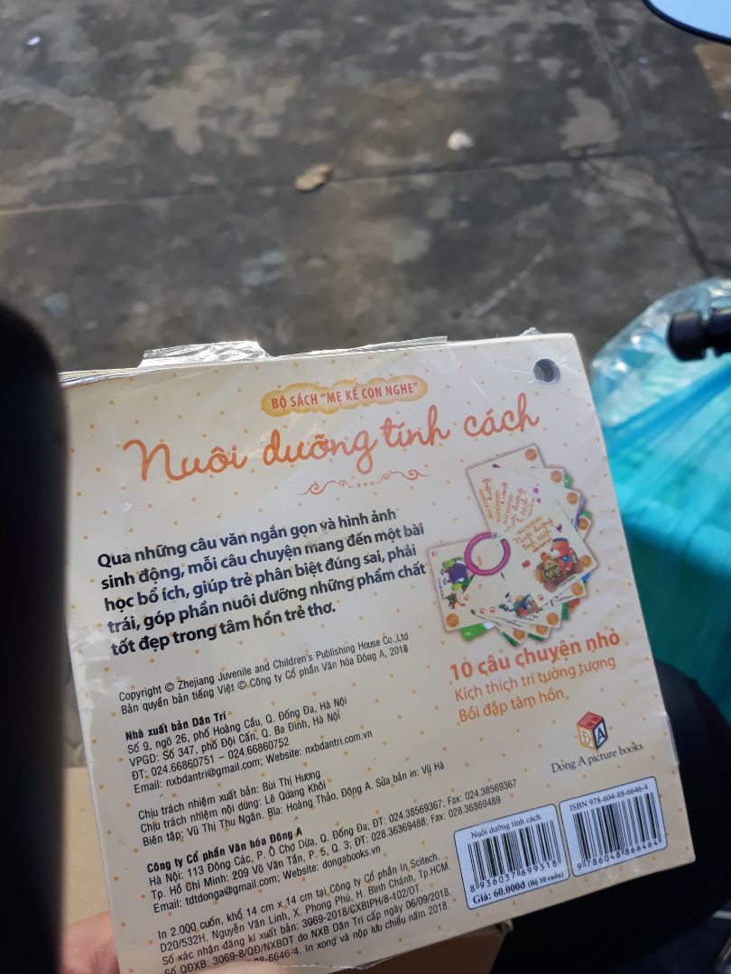 Lần đầu mua online k kiểm hàng do tin tưởng Tiki, không ngờ hàng cũ, ướt nước, bong tróc, giống như sách cũ đã qua sử sụng, không có cả khoen nhựa, rất không hài lòng.Mong shop kiểm hàng, giao hàng đúng miêu tả khi gửi để giữ uy tín.