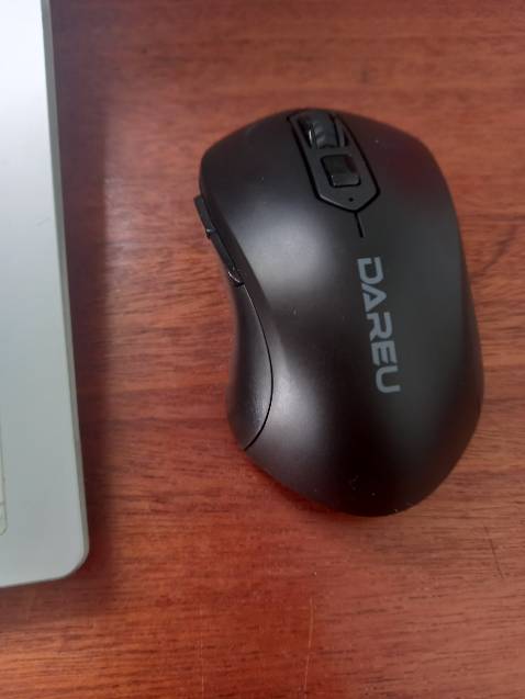 Giao hàng nhanh, đóng gói tốt. về sản phẩm thì mình xài chuột Dareu được 2 cái rồi, và cả 2 lần đều xài ổn, mượt được một thời gian sau đó cỡ 2 tuần thì chuột bắt đầu rất giật, lâu lâu khi di chuột được.