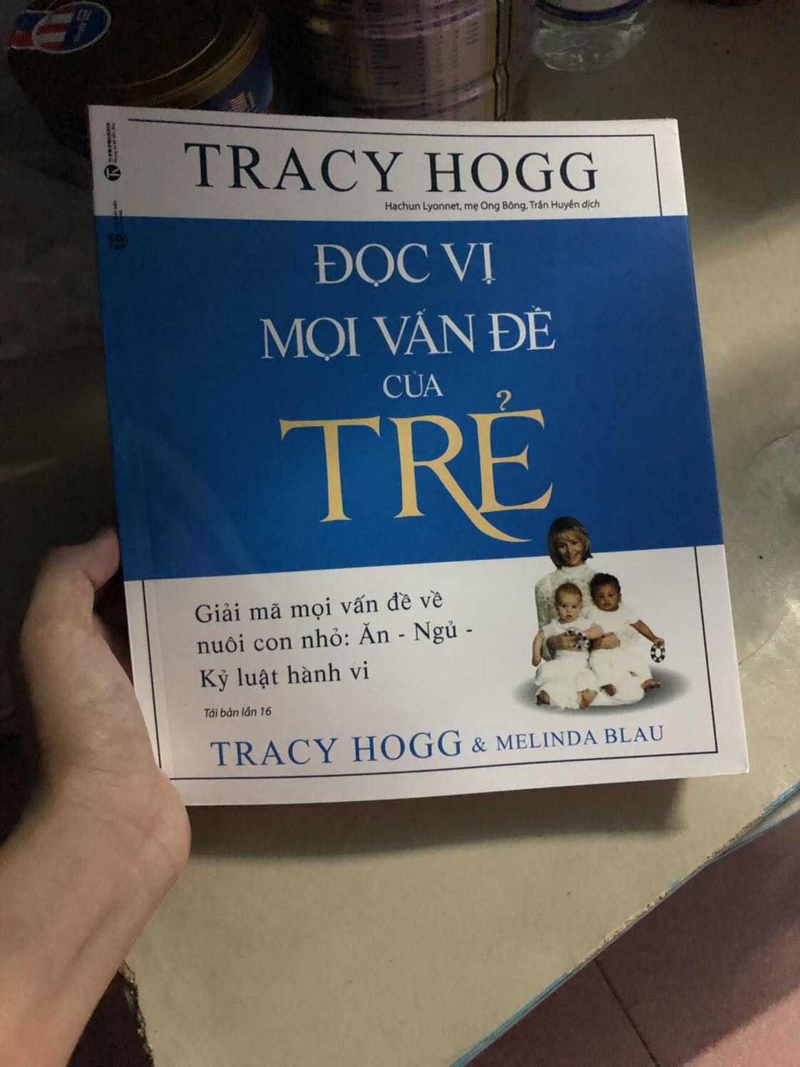 Sách rất dày và đúng như cái tên Đọc vị mọi vấn đề của trẻ, sách trình bày gần như tất cả những gì từ lúc trẻ sinh ra và lớn lên, nhờ cuốn sách này mà tui hiểu hơn về đứa con của mình, rất hay rất đáng tiền.