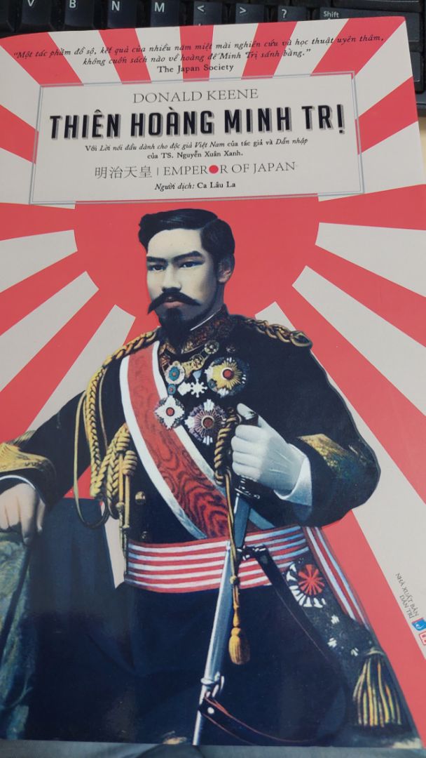 Cuối thế kỷ 19 đầu thế kỷ 20 chứng kiến những đổi thay mạnh mẽ của Nhật Bản. Hoàng đế Minh Trị vừa là người đặt nền móng ban đầu vừa tham gia vào quá trình lãnh đạo biến một nước Nhật lạc hậu thành một Đế quốc hùng mạnh của khu vực và thế giới. Hơn 1000 trang sách không chỉ là tiểu sử của vị Hoàng Đế mà còn là lịch sử đầy lôi cuốn của Nhật Bản.