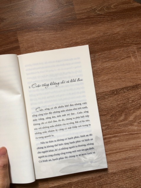 Thật là may mắn cho những ai được đọc những cuốn sách của thầy Thích nhất hạnh mọi người nên thử đọc một cuốn của thầy dù là một lần trong đời .sẽ giúp ích cho mọi người rất nhiềuTrong một lần đọc đó