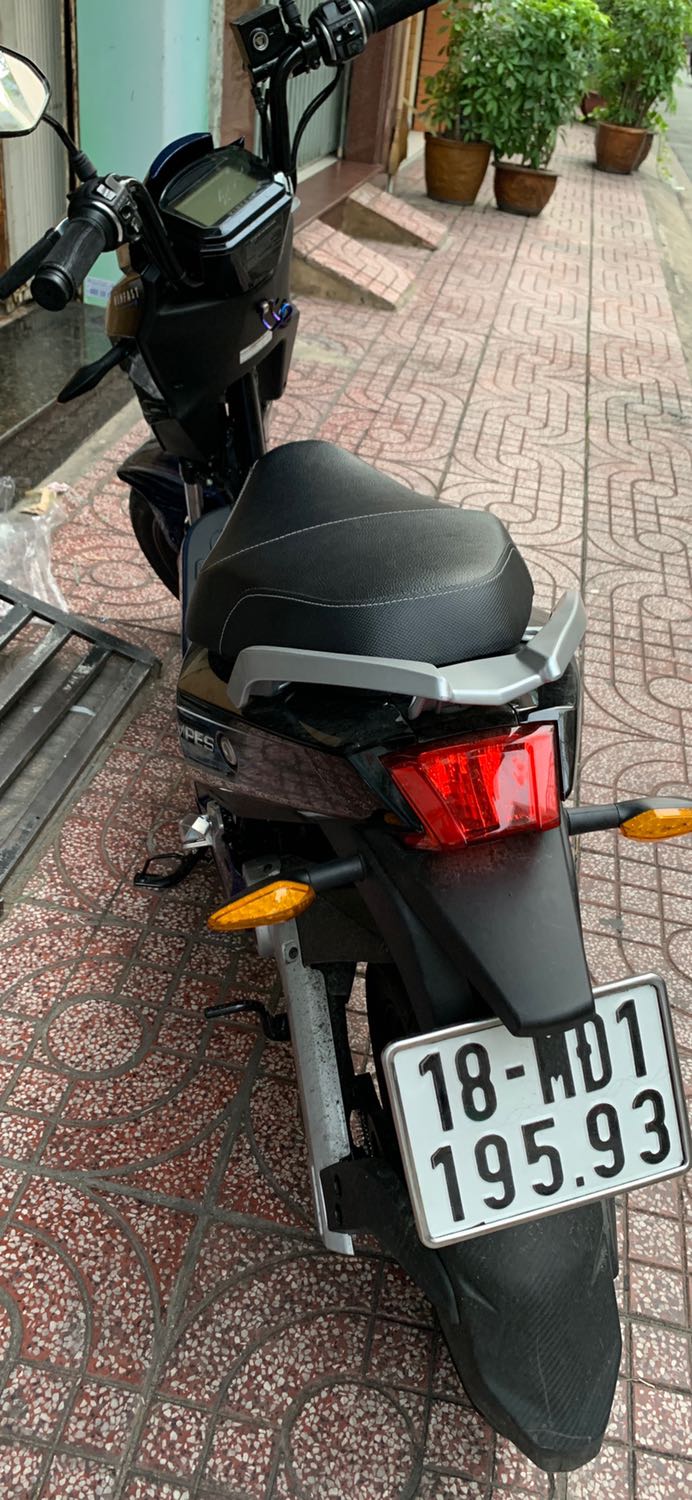 Một sp chất lượng của việt nam . Đã xem qua nhiều xe điện cuối cùng dừng lại sp ở việt nam . Khung sườn chắc chắc - phanh cực an toàn đã *** chạy lên 49km rất vô tự . Kiểu sáng nhỏ gọn giá quá tốt so với chất lượng - mua đc sp lúc sale 11/11 8300k sạc 1200k cọc pin 1000k Làm biển nhờ người gueir về Bắc nên 1400k . Thuê pin 149k . Tổng  hơn 12 triệu 1 chút hàng tháng thêm 149k thuê pin là không phải lo pin chai pin hỏng . Tiện nhất nhà gần mấy chỗ đổi pin không sạc kịp mang ra đổi mất 25k nhanh gọn pin lại 100% chạy tẹt ga . Thích nhất cái thuê pin có cái lợi là kg phải mua thêm định vị . Vậy là con cái đi đâu mình cũng biết được . An toàn lắm luôn . Chỉ có mỗi chìa khoá hơi giòn dễ gẫy nên đánh sơ cua 2/3 cái cất đó là yên tâm .