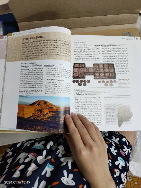 Mình mua của Đảo Sách, bọc còn nguyên ko móp, hộp đóng gái thiết kế khá ok nhé, có thể thay đổi bề dày theo món hàng.
Nội dung sách tóm tắt, có nhiều hình ảnh, hợp với cái bạn nghiệp dư xem vừa vui mắt vừa đọc chữ. Còn về tính chất nghiên cứu thì không nhiều, bạn nào mua về làm luận văn thì sẽ không đủ nhé, nhưng nghiên cứu mà, cứ mua để xem thêm hình ảnh vì nó đã được sắp xếp theo thời kì, ta có thể dựa vào đó để tìm thêm tài liệu trên mạng.
Bao bìa thiết kế đẹp, có dập nổi, phụ huynh mua về tặng con để các em đọc thì nên từ lớp 9 trở lên, vì chữ không quá nhiều, câu từ không khó, nên các em đọc hiểu được nhé, lại có thể trưng tủ sách cho thêm đẹp.