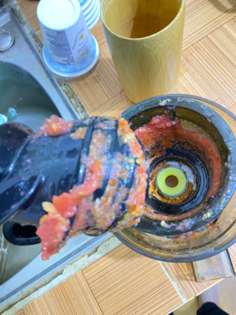 + Tiki sale đậm.
+ Máy ép dung tích lớn (1l), kích thước to.
+ Tra hướng dẫn trên mạng thì cũng dễ dàng lắp và sử dụng.
+ Dễ dàng vệ sinh
- Đóng gói quá cẩn thận: rất nhiều nilon bọc ngòi 🥲🥲🥲
- Ép không được kiệt nước lắm, nhất là khi ép cà chua sẽ thấy rõ bã cà chua còn nhiều nước bỏ nấu canh lại được 😂
- Trên tiki bổ sung thêm hướng dẫn lắp sản phẩm sẽ tiện xem hơn.