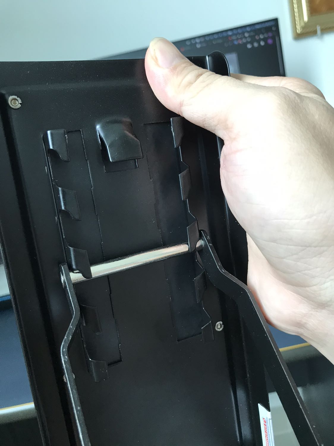 Mức độ hoàn thiện mình cho sp này 9 điểm, vì có duy nhất 1 điểm nhỏ là chân sắt chưa thật sự song song nhau. 
Nhưng shop bán hàng ok lắm, có cả phiếu bảo hành, với đôi lời nhắn nhủ cực dễ thương. Mình đã kê chân thử và rất hài lòng với sp này về hiệu quả sử dụng. SP Đáng mua.