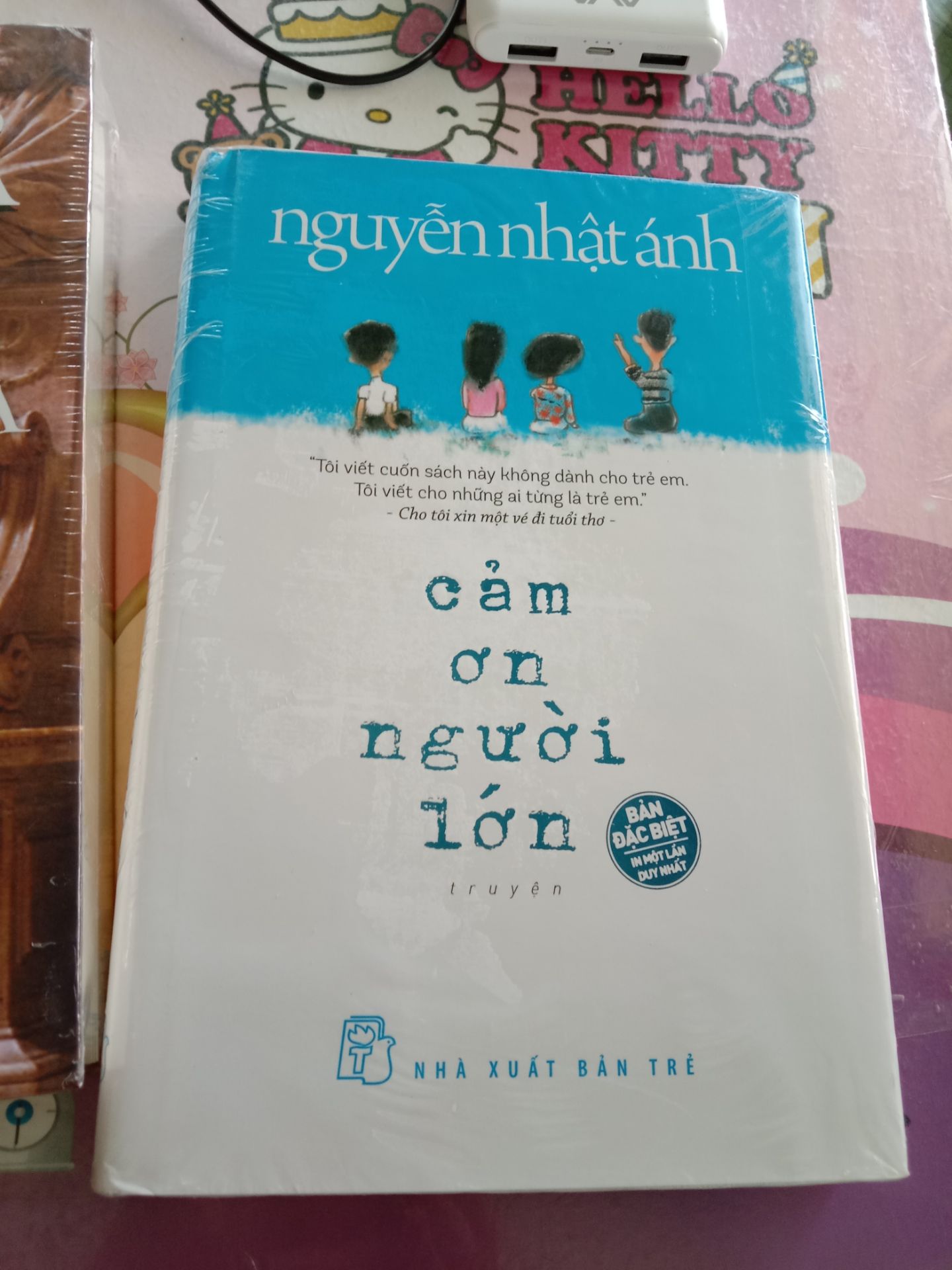 [15:33 27/3/2021]
Hình thức: Đẹp, OK
Nội dung: Xoay cho anh những trò chơi đùa của 4 nhân vật chính là Cu Mùi, Tủn, Tí sún và  Hải cò. Những trò tinh nghịch làm tôi thấy viết cho tuổi thơ của mình. Thật, vì trong ký ức của tôi, tôi chỉ có một mình, chơi một mình, sống cuộc sống của riêng mình mà không có sự xuất hiện của một đứa trẻ nào khác chơi cùng. Tiếc vậy thôi chứ Tôi thật ra cũng chẳng muốn, tại sao ư, tại vì tôi nghĩ một mình tôi là đủ rồi (suy nghĩ trẻ trâu ấy mà, hehe). Mặc dù hiện tại cũng chả là người lớn gì cả, vẫn là con nít đây này. Quay lại nội dung chính thì tôi có một chút nhận xét như sau
  1) Tôi công nhận Nguyễn Nhật ánh là một nhà văn của thiếu nhi chính gốc
 2) Văn vẫn vậy nhưng mang nét riêng của ông, một nén mít trộn lẫn vào ai, đọc là biết của Nguyễn Nhật Ánh
 3) Sống động, chân thực, gần gũi, tinh tế
Thanks tiki!!!