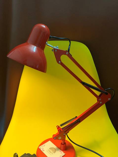 Đóng gói sản phẩm rất chắc chắn, có đầy đủ bóng đèn, chân đèn và kẹp kèm theo, có kẹp nên rất tiện cho việc tháo lắp ở các vị trí khó. m thích kiểu dáng này bị m thích decor theo kiểu cổ điển, đèn được sơn lớp sơn tĩnh điện khá mịn, đèn nhiều khớp xoay khá linh hoạt, so với mức giá m nghĩ khá là hời, sẽ ủng hộ shop tiếp lần sau